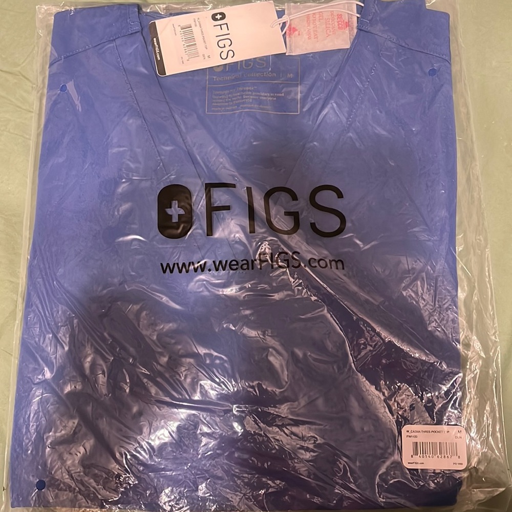 NWT Figs Casma Three Pocket Top